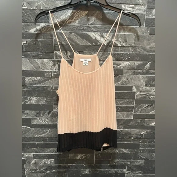 Pleated Cropped Tank Top - Picture 4 of 4